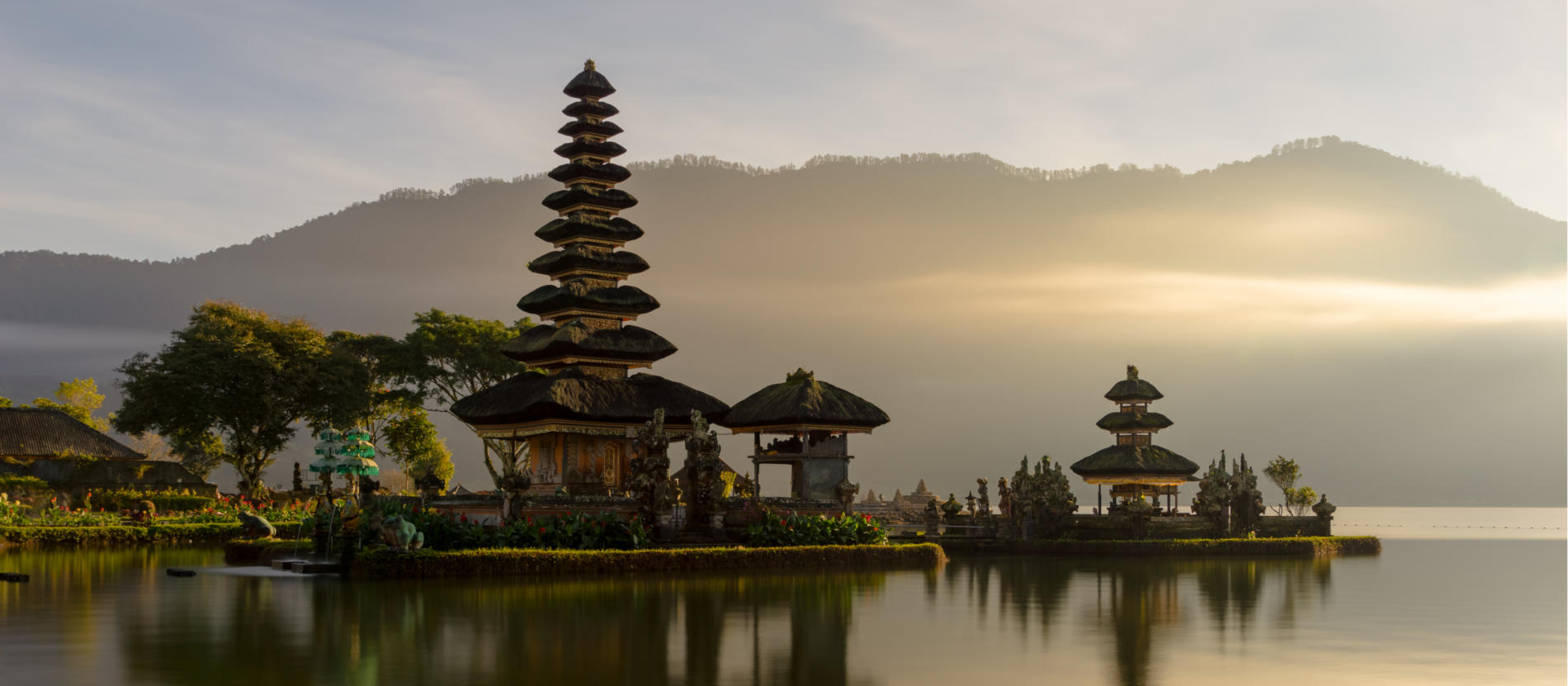 Ulun_Danu_temple_Bali_banner_1900x831_shutterstock_697552990