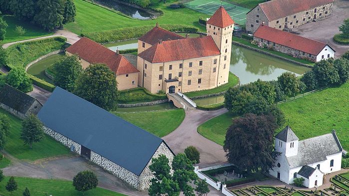 Tosterups Slott har anor från 1500-talet. Här driver familjen Ehrensvärd en stor äppelodling. Slottet är också skådeplats för tv-programmet Kockarnas Kamp och vi får prova Tosterups prisbelönta cider i Kockarnas Kamp-ladan.