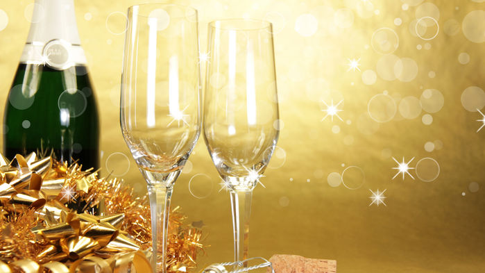 Vi skålar in det nya året med champagne.