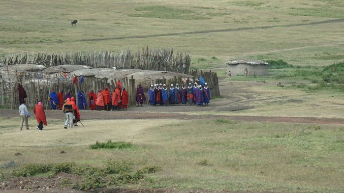 Massajby på vägen mellan Ngorongoro och Serengeti
