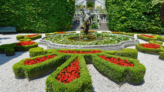 Den vackra och stora parken vid Villa Carlotta är prydd av skulpturer, fontäner, stigar och blomsterrabatter med mer än 150 olika arter.