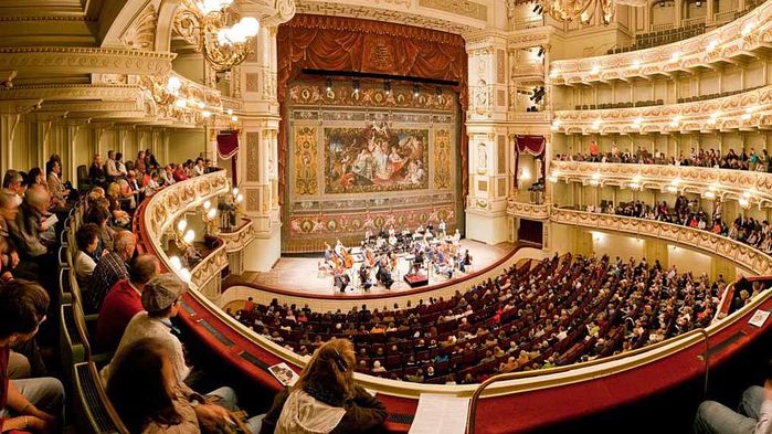 Semperoper är ett av världens vackraste operahus. Vi får upptäcka den vackra arkitekturen i italiensk renässansstil under en guidad visning.