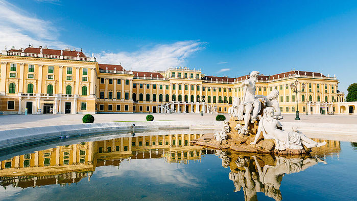 Det kejserliga palatset Schönbrunn är den största attraktionen i Wien. Vi går på guidad visning av 22 rum och äter lunch i en av slottets restauranger.
