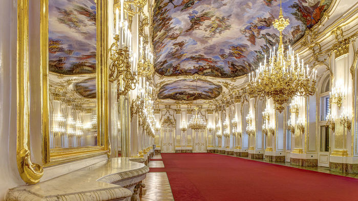 Det 40 meter långa Stora galleriet visar prov på överdådig rokoko med höga fönster, vackra speglar, takkronor och stuckaturer i vitt och guld.