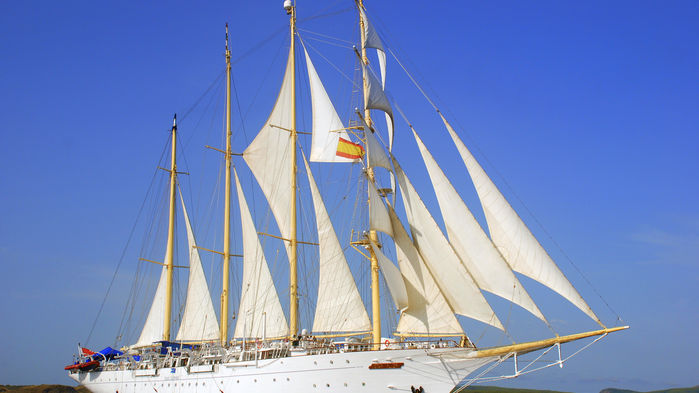 Segla med det eleganta fyrmastade klipperfartyget Star Flyer, till några av Västindiens härligaste öar.